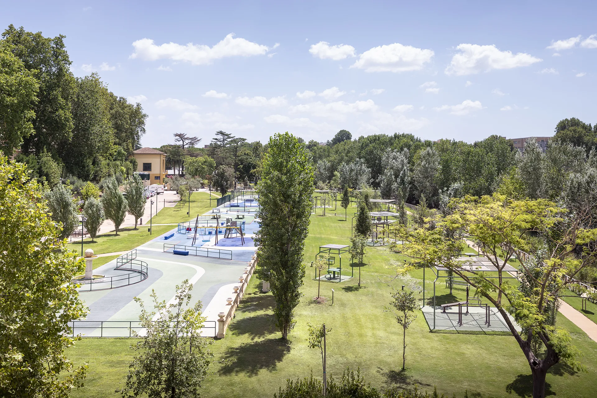I parchi d’affaccio fluviali sono luoghi dove natura e patrimonio si incontrano, offrendo ai romani e ai visitatori un’esperienza unica tra passeggiate, sport e scorci mozzafiato. Zona Tevere.